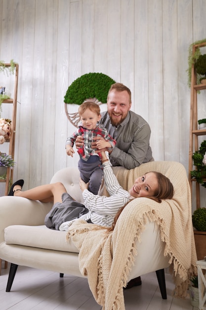 Mamãe e papai com um bebê