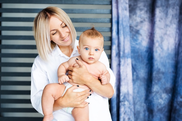 Mamãe e seu bebê amamentando