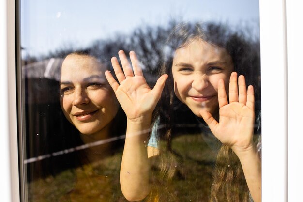 Mamãe e sua filha admiram o lindo dia interno