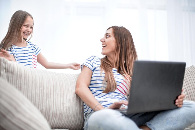 Mamãe e sua filha estão descansando na sala de estar