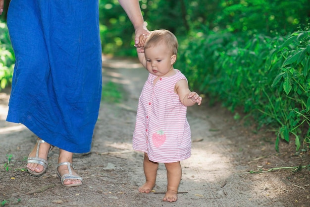 Mamãe ensina a filha a andar na floresta