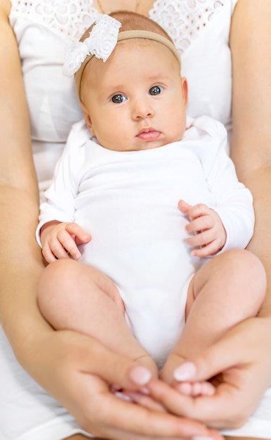 Mamãe está segurando um bebê recém-nascido