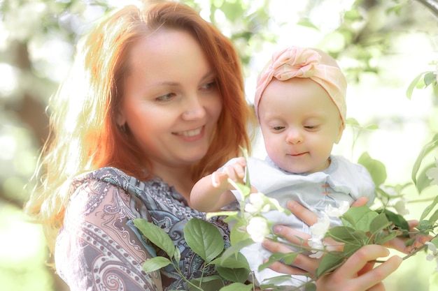 Mamãe está sempre por perto. Mãe e filha na natureza. Foto de alta qualidade