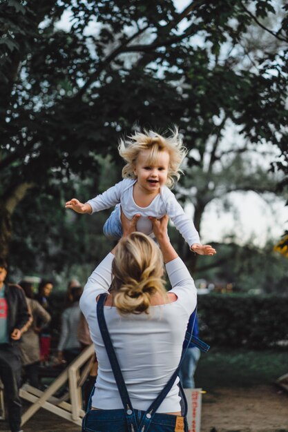 Mamãe joga a criança no ar