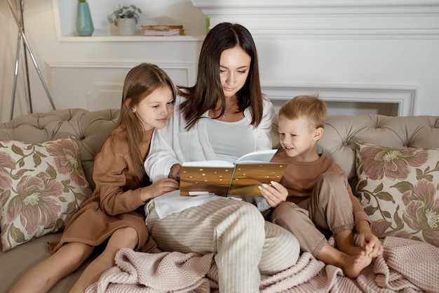 Mamãe lê um livro para as crianças