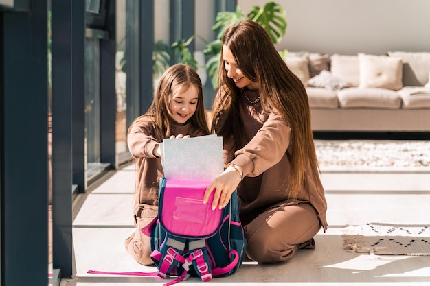 Foto mamãe leva sua filha para a escola