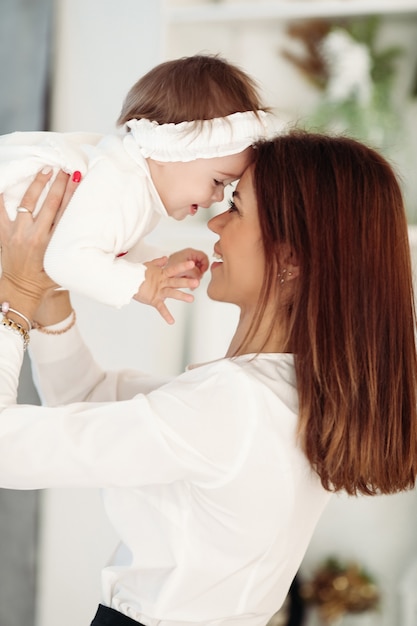 mamãe passa muito tempo com sua filha adorável