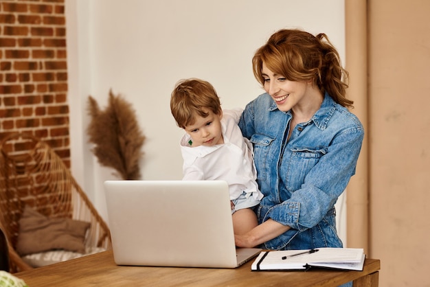 Mamãe trabalha no computador