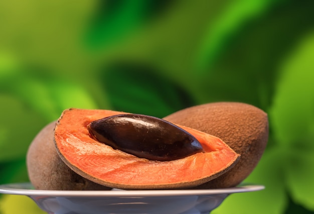 Mamey frutas fatiadas close-up fundo verde