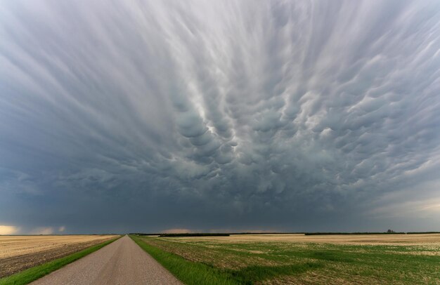 Foto mammatus das nuvens de tempestade das pradas