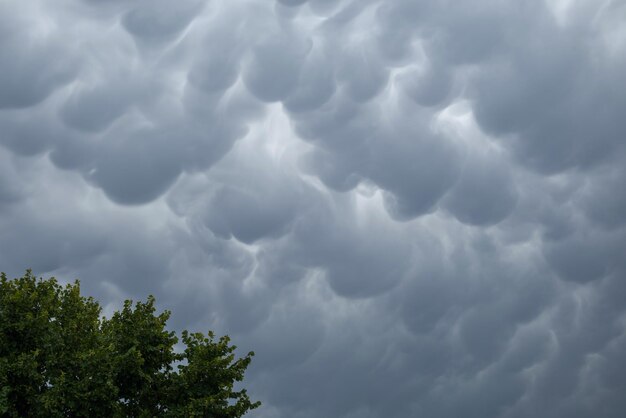 Foto mammatus dramáticas no céu depois de uma tempestade