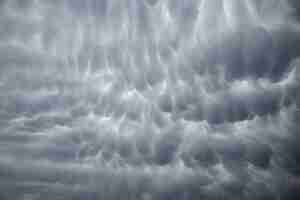 Foto mammatus dramáticas no céu depois de uma tempestade