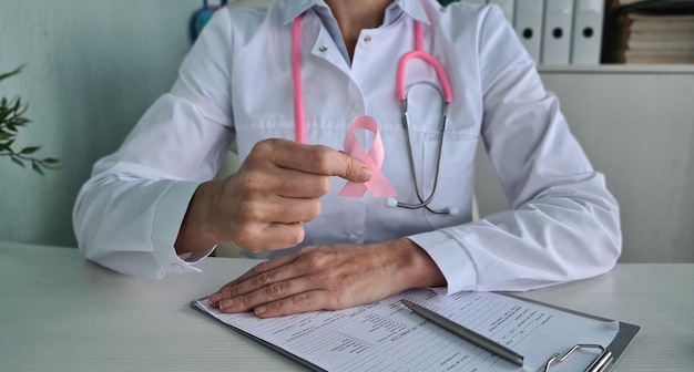 Foto mammóloga mujer médica con cinta rosa