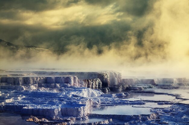 Mammoth Hot Springs en el Parque Nacional Yellowstone, EE. UU.