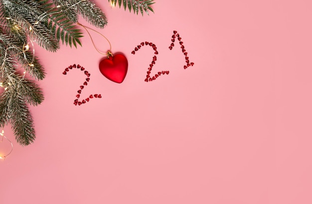 mampostería plana de las ramas de Año Nuevo con el número 2021 para el Año Nuevo