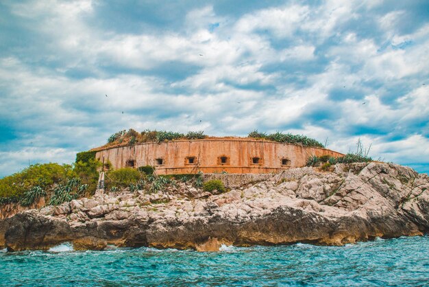 Mamula fortes en la isla de montenegro