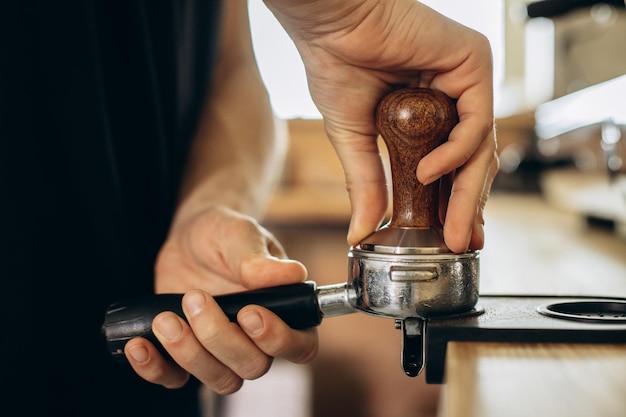 Man Barista bereitet Kaffee in einem Café zu