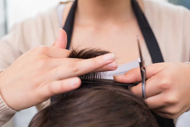 Man bekommt sein Haar getrimmt