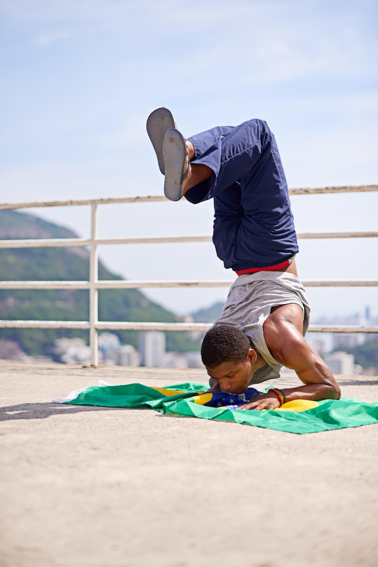 Foto man capoeira e dança de pessoa no brasil para hip hop ao ar livre e performance com talento rio de janeiro breakdance ou handstand na rua da cidade urbana e exercício para fitness ou treino com habilidade