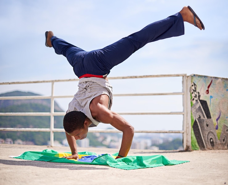 Foto man capoeira e dança de pessoa no brasil para hip hop ao ar livre e performance com talento rio de janeiro handstand ou breakdance na rua da cidade urbana e exercício para fitness ou treino para groove