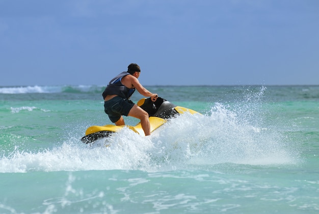 Foto man drive on the jetski