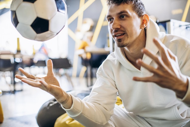 Foto man fußball-fan beobachtet ein spiel auf einem fernseher