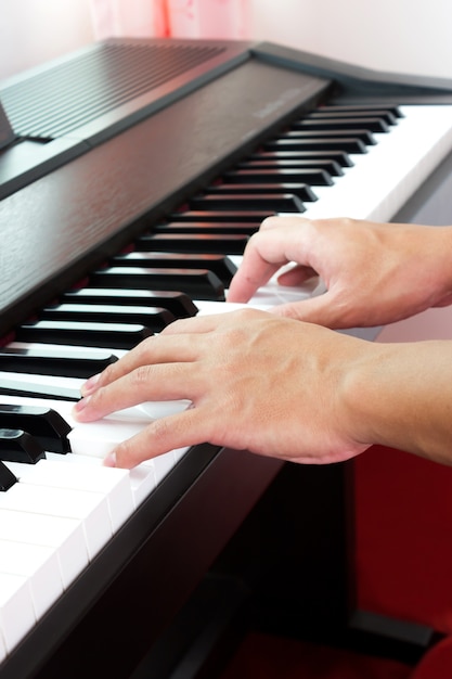 Man Hand Klavier spielen.