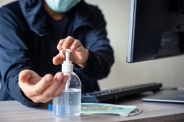 Man Hand mit Desinfektionsgel für saubere Keime