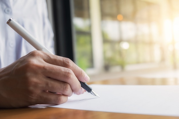 Man Hand schriftlich auf Papier