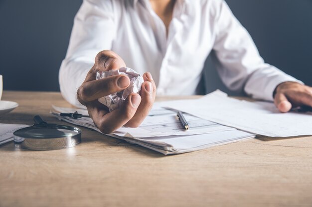 Man Hand zerquetschte Papier mit Dokument