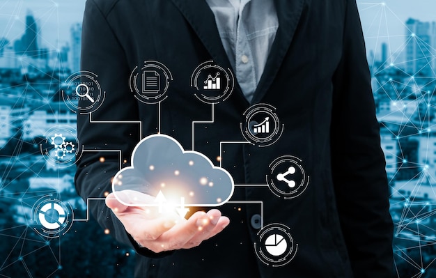 Man holding cloud computing diagram show on hand Almacenamiento de datos Tecnología en la nube Copia de seguridad y coherencia Concepto de servicio de red e Internet Implementación de tecnología de almacenamiento en las empresas