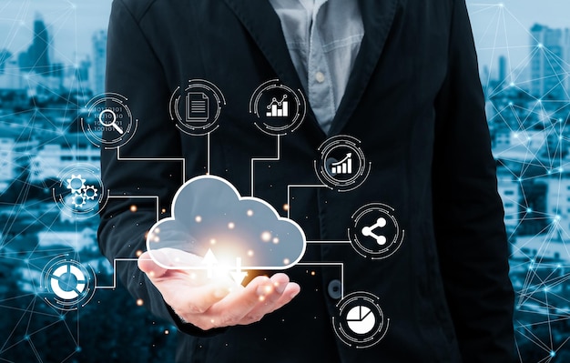 Foto man holding cloud computing diagram show on hand almacenamiento de datos tecnología en la nube copia de seguridad y coherencia concepto de servicio de red e internet implementación de tecnología de almacenamiento en las empresas