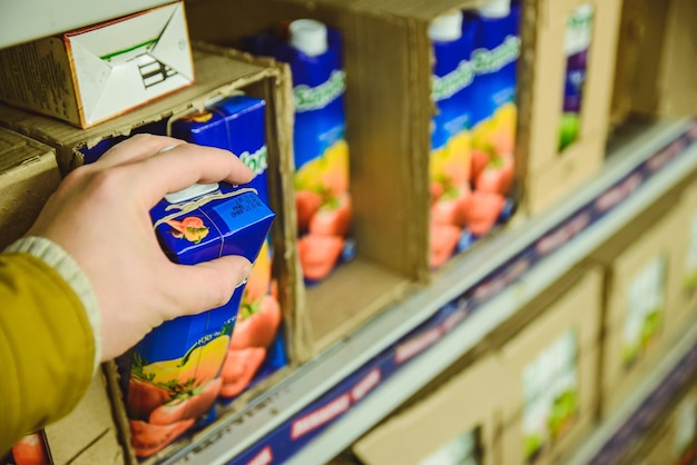 Man kauft Saft auf dem Markt