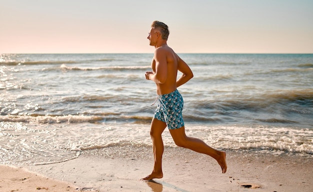 Man läuft am Strand