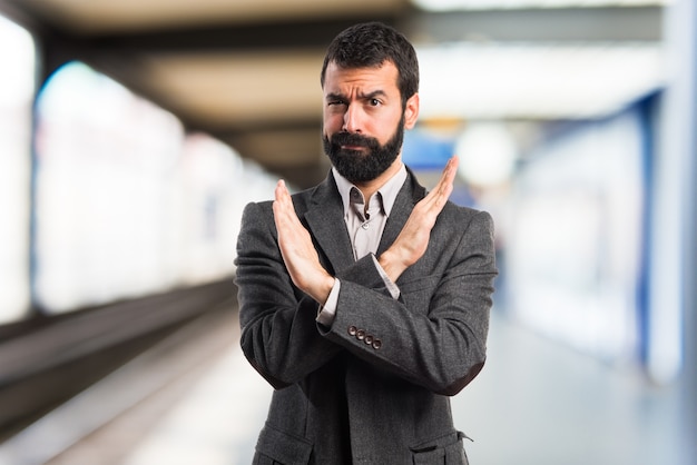 Man macht keine Geste auf unfocused Hintergrund