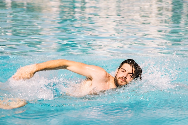 Foto man macht vor dem krabbeln schwimmen