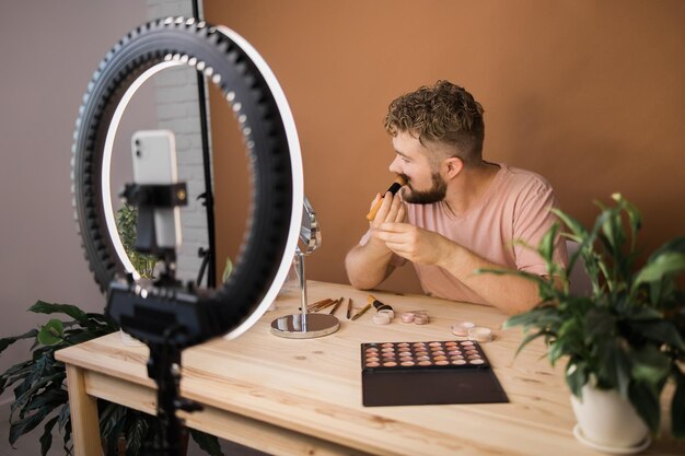 Man make-up-vlogger-aufzeichnungssendung über kosmetik und tutorials für maskenbildner