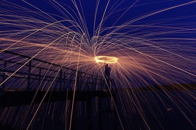 Man Spinning Fire - Feuer wirbelnden