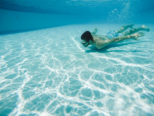 Foto man tauchen im schwimmbad