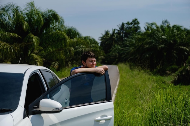 Man Tourist genießt die Aussicht aus dem Auto die Straße in Asien