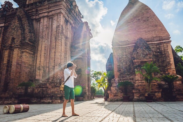 Man Tourist in Vietnam Po Nagar Cham Tovers Asien Reisen auf dem Vietnam