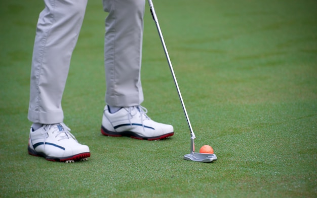 Man Training und Aufwärmen vor dem Golfspielen.