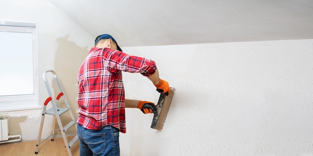 Man verputzt die Wände des Hauses DIY Home Renovation Banner Langformat