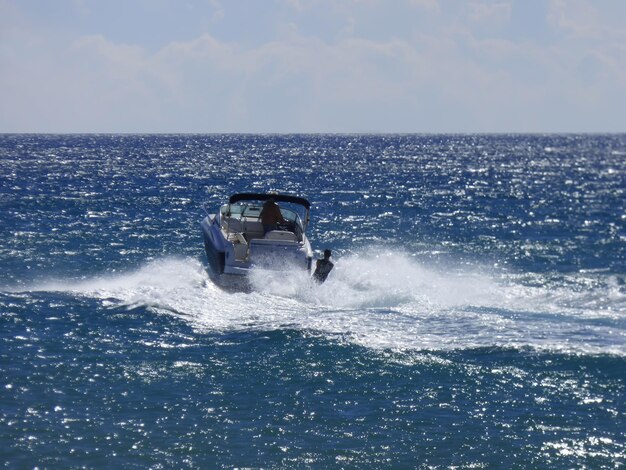 Foto man wakeboarding im meer gegen den himmel