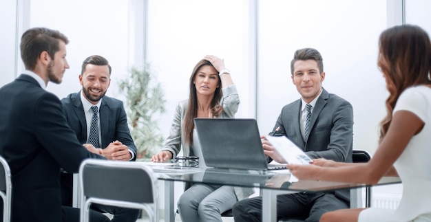 Management des Unternehmens im Büromeetingphoto mit Kopierraum