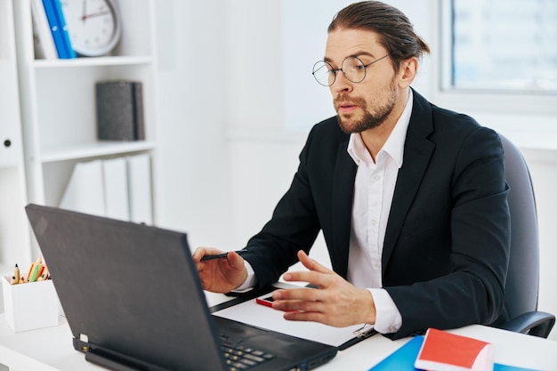 Manager arbeiten Emotionen vor der Laptop-Technologie Hochwertige Foto