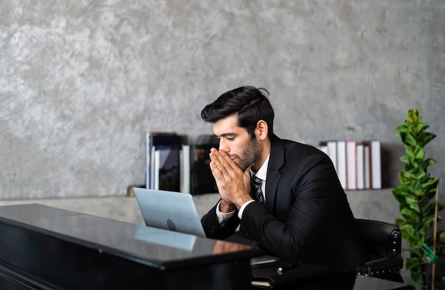 Manager arbeiten von zu Hause aus gestresst überfordert am Computer zu arbeiten, leiden unter Augenermüdung oder Schmerzen