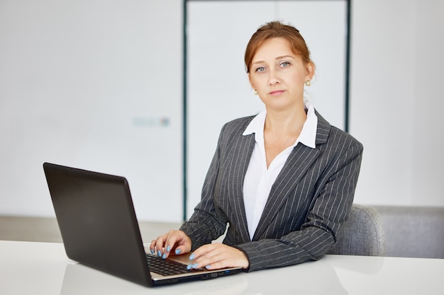 Manager arbeitet mit Laptop während der Telearbeit im Arbeitsschrank