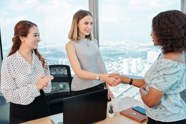 Manager begrüßen Bewerbung im Büro