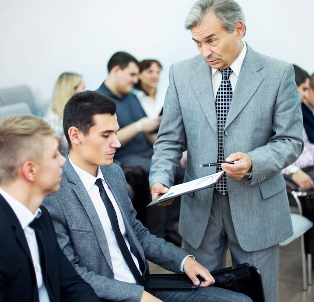 Manager bespricht die Arbeit mit seinen Kollegen